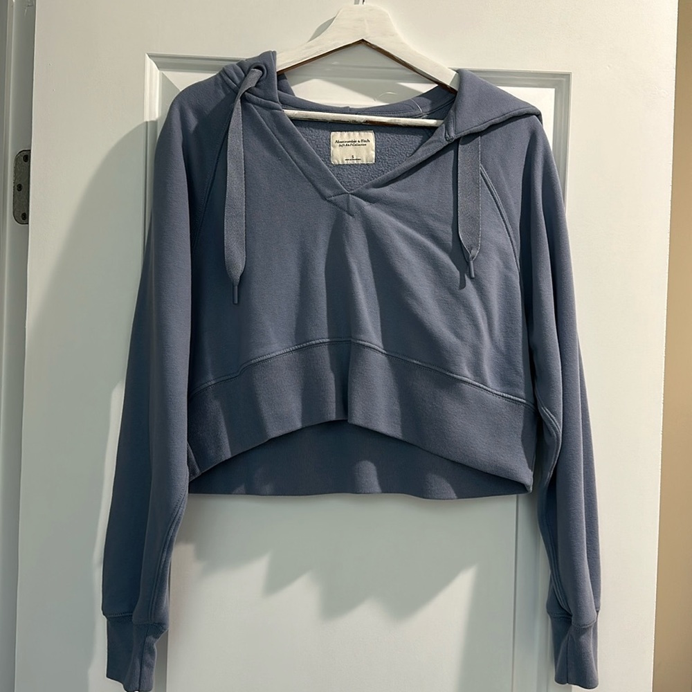 Abercrombie & Fitch light blue cropped hoodie sweater size small